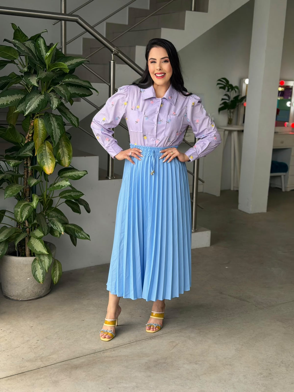 Camisa Sara – Elegância Floral e Charme Atemporal