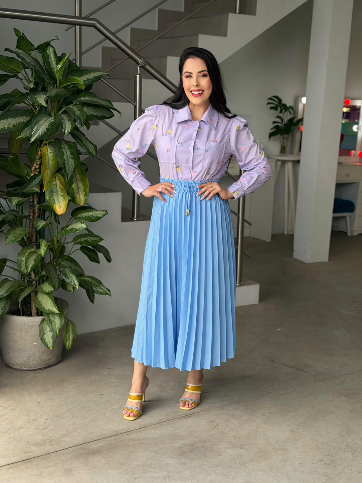 Camisa Sara – Elegância Floral e Charme Atemporal