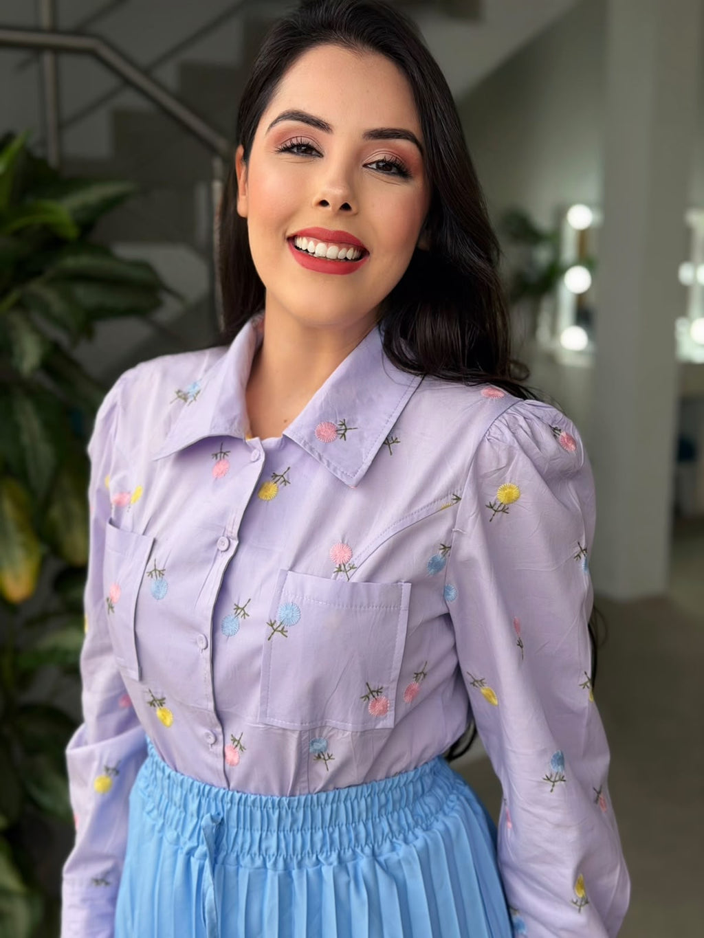 Camisa Sara – Elegância Floral e Charme Atemporal