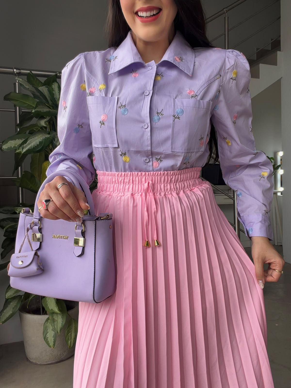 Camisa Sara – Elegância Floral e Charme Atemporal